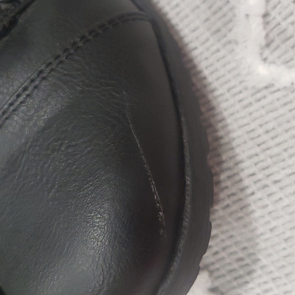 I have many shoes I need space in my closet - Picture 5 of 6